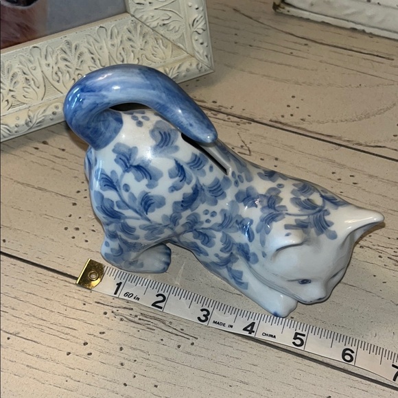 Elegant Blue and White Cat Figurine Bank - Picture 6 of 6